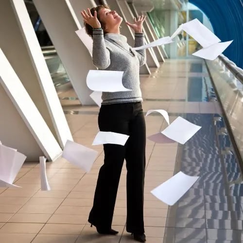 ¿Quién entrega los partes de baja a la empresa?