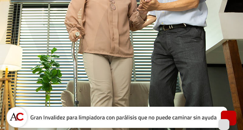 Gran Invalidez para una limpiadora con parálisis que no puede caminar sin ayuda