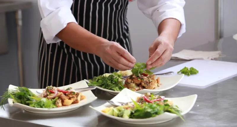 Un cocinero recupera su incapacidad absoluta de más de 2.300 € al mes