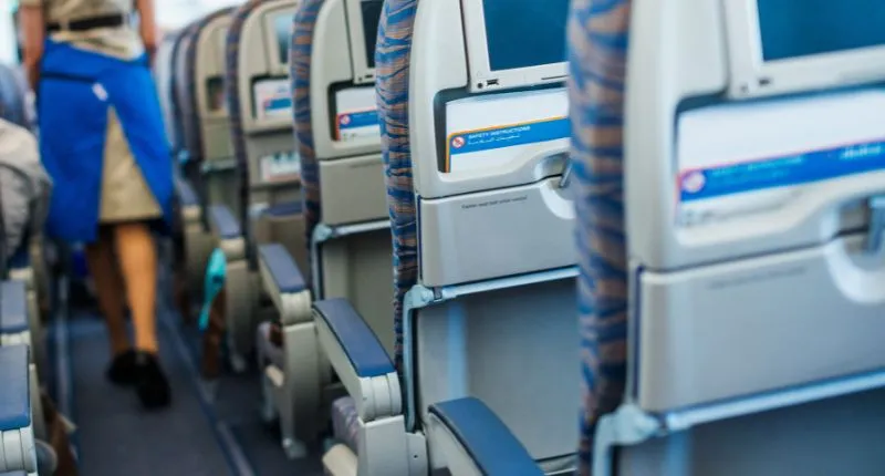 Absoluta a un auxiliar de vuelo con cáncer de recto que necesita pañales