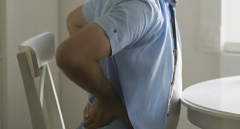 Un hombre logra una pensión de incapacidad absoluta por artrosis grave de columna después de una reclamación judicial exitosa. Recibirá casi 2.500 € al mes con atrasos desde 2020.