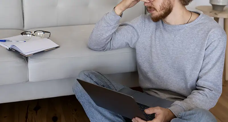 El artículo se refiere a la lucha de un trabajador por obtener una incapacidad absoluta debido a sus problemas de salud mental. A pesar de haber sido diagnosticado y evaluado por un tribunal médico, la Seguridad Social desestimó su petición. El fragmento destaca cómo estos trastornos afectan negativamente su capacidad para trabajar y realizar actividades diarias, resaltando la importancia de apoyar a aquellos que luchan con trastornos de salud mental.