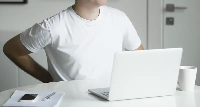 El artículo de blog narra el caso de Víctor, un analista de redes informáticas que sufre de diversas patologías físicas y psíquicas, entre ellas fibromialgia, espondiloartrosis, radiculopatía, lumbalgia crónica, síndrome de piernas inquietas, trastorno ansioso depresivo, EPOC y diplopía. Víctor había solicitado la incapacidad permanente al INSS, pero le fue denegada, por lo que contactó con un bufete de abogados para reclamar por vía judicial.  Después de estudiar su caso, el bufete de abogados consideró que era viable reclamar por vía judicial y presentaron pruebas irrefutables del estado de salud y las limitaciones de Víctor en su actividad laboral. La jueza estimó que las patologías de espalda tenían 