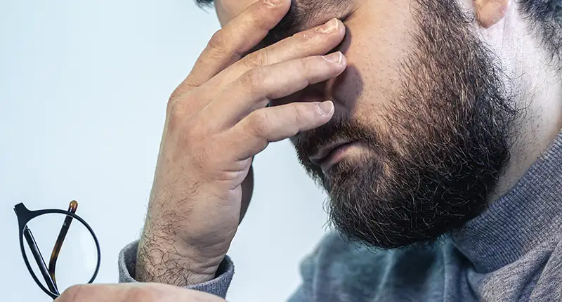 Un ingeniero de telecomunicaciones perdió más del 50% de su visión debido a diversas dolencias oculares, pero el INSS le denegó la incapacidad permanente. Nuestro bufete presentó una demanda y consiguió una sentencia favorable de incapacidad permanente absoluta, con derecho a la pensión máxima permitida en 2022 (2.819 € al mes) y atrasos desde 2021. La jueza aplicó la escala de Wecker para medir la agudeza visual y comprobó que había perdido entre el 53 y el 59% de su visión.