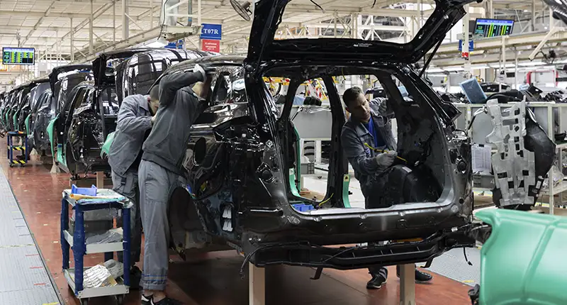  Una famosa marca de automóviles ha sido multada con 7.500 € por retirar la flexibilidad horaria a un trabajador con discapacidad y responsabilidades familiares, tras ocho años de disfrutar de este derecho. El demandante, padre de un menor con discapacidad y cónyuge también discapacitada, logró recuperar su horario flexible y recibió una indemnización por daño moral, tras demostrarse que la empresa no justificó la cancelación de la flexibilidad horaria y se violaron sus derechos de conciliación familiar y laboral.