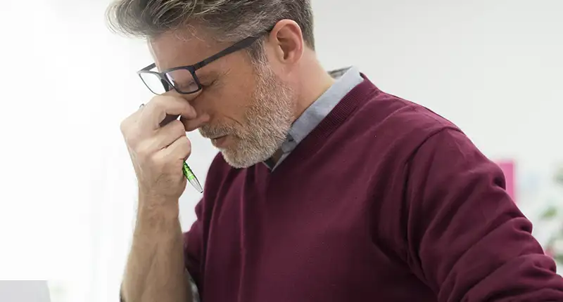 Después de años de lucha legal, Mariano obtiene una pensión de incapacidad absoluta debido a su migraña crónica, lo que le permite recibir apoyo económico para sobrellevar su situación.