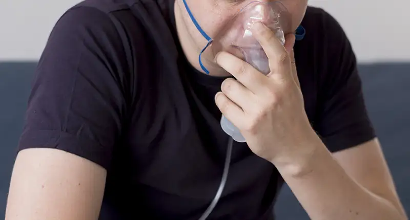 Juan perdió su pensión de incapacidad absoluta debido a una revisión, pero después de presentar su caso ante los juzgados de lo Social de Madrid, recuperó su pensión máxima debido a su fibrosis pulmonar y necesidad de oxígeno para caminar.