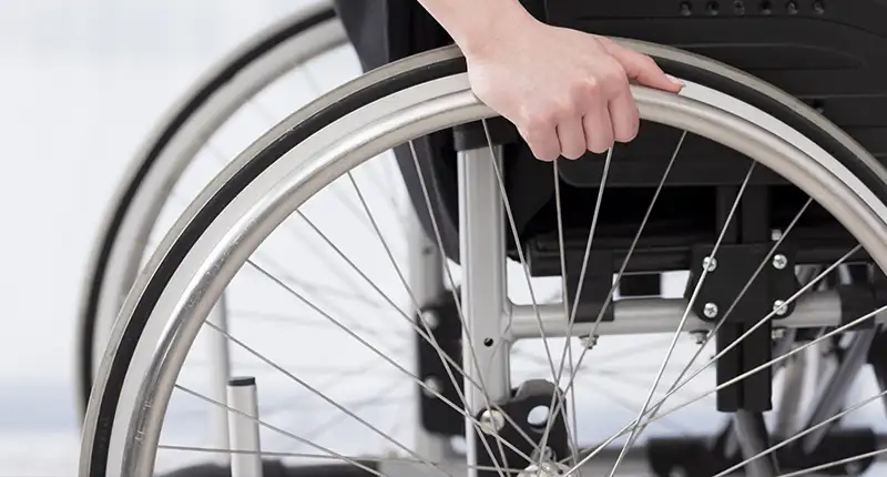 Carmina, una auxiliar de farmacia, luchó por el reconocimiento de su incapacidad permanente absoluta debido a la esclerosis múltiple. Después de un riguroso proceso legal, se le otorgó finalmente una pensión por incapacidad, principalmente debido a su esclerosis múltiple. Incluso el médico forense estuvo de acuerdo con nuestros argumentos en el juicio.